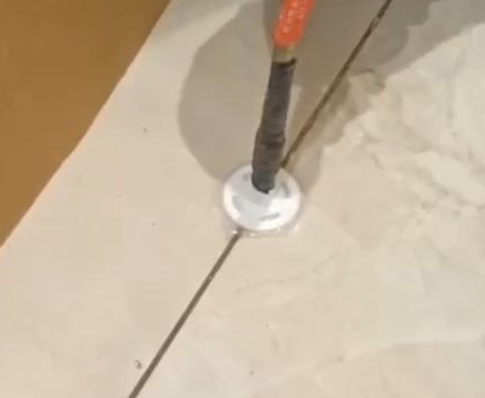 夏津瓷砖空鼓维修公司专业解答瓷砖在铺贴过程中，如果没有涂抹均匀到位的粘结材料（如水泥砂浆或瓷砖胶），可能会导致以下问题